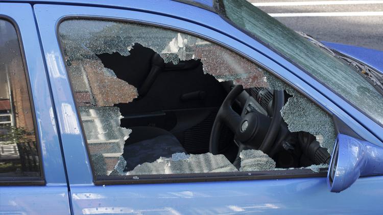 车窗被砸碎的汽车.